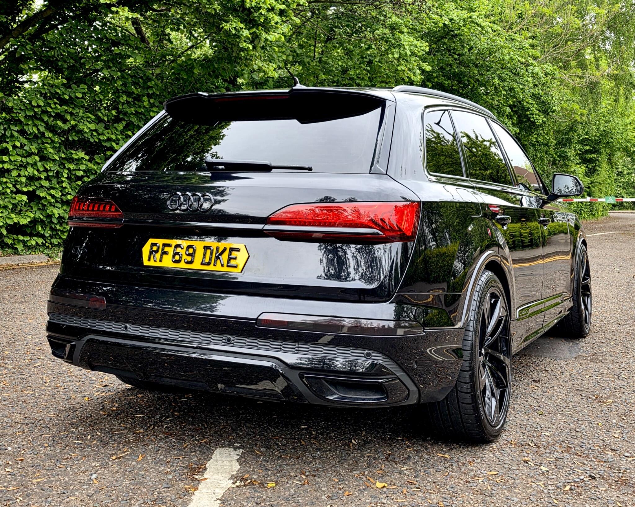 Audi Q7 view 11