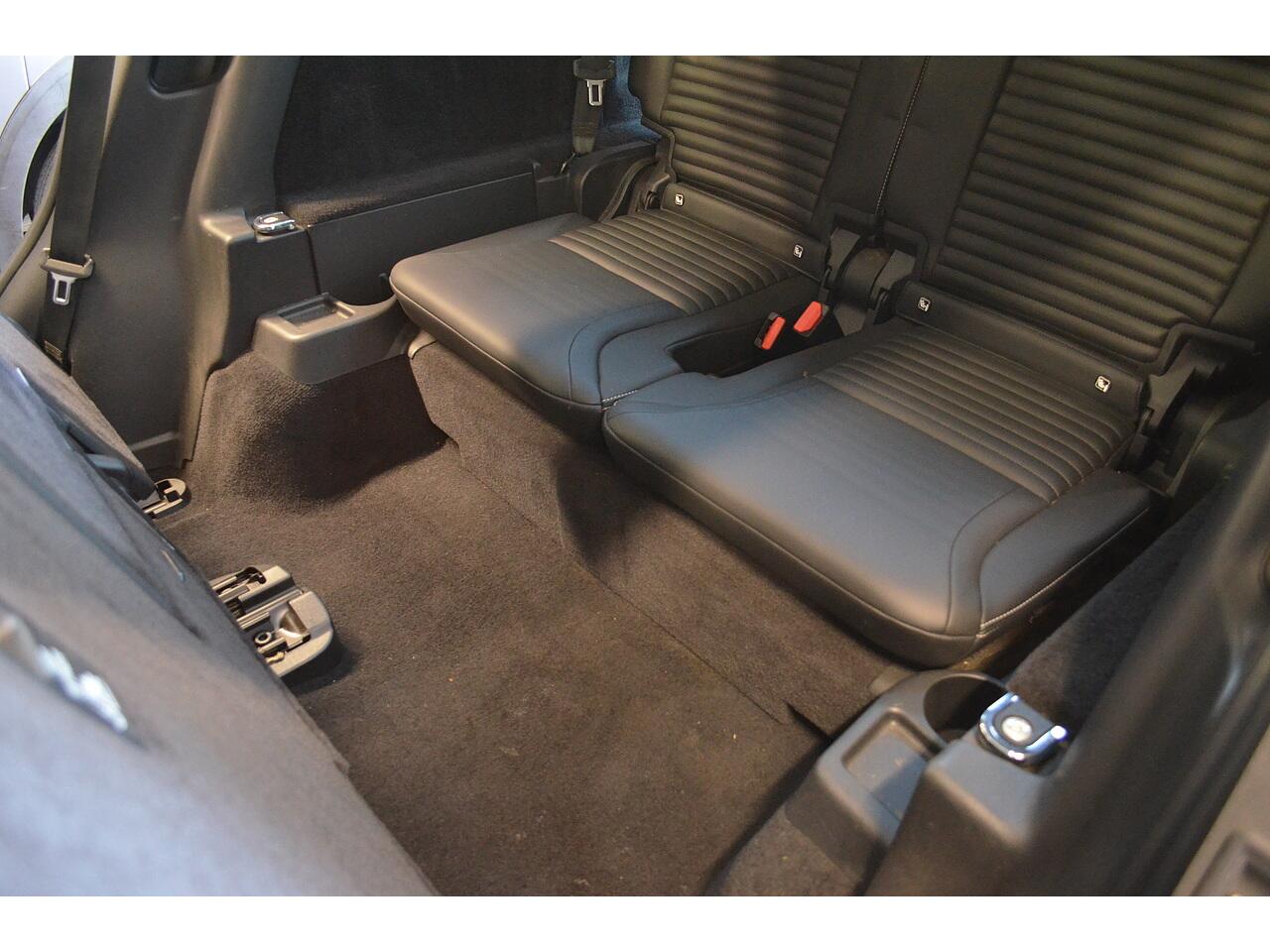 Land Rover Discovery view 30