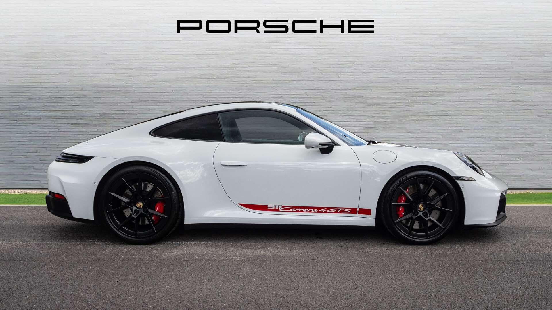 Porsche 911 view 7