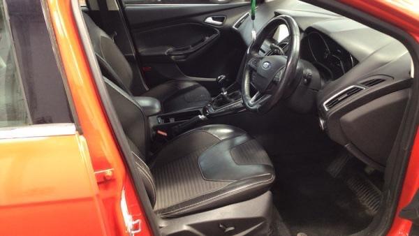 Ford Focus view 12