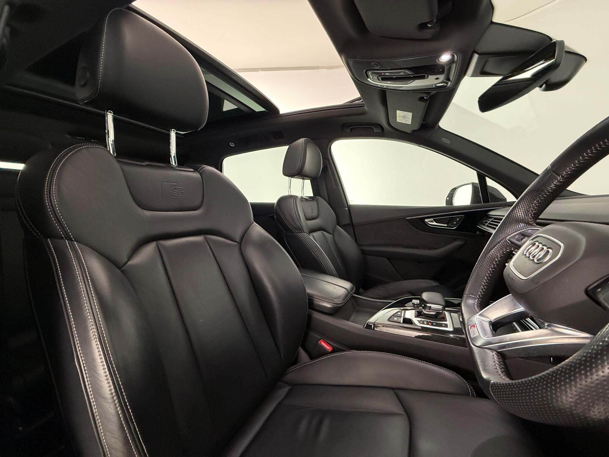 Audi Q7 view 32