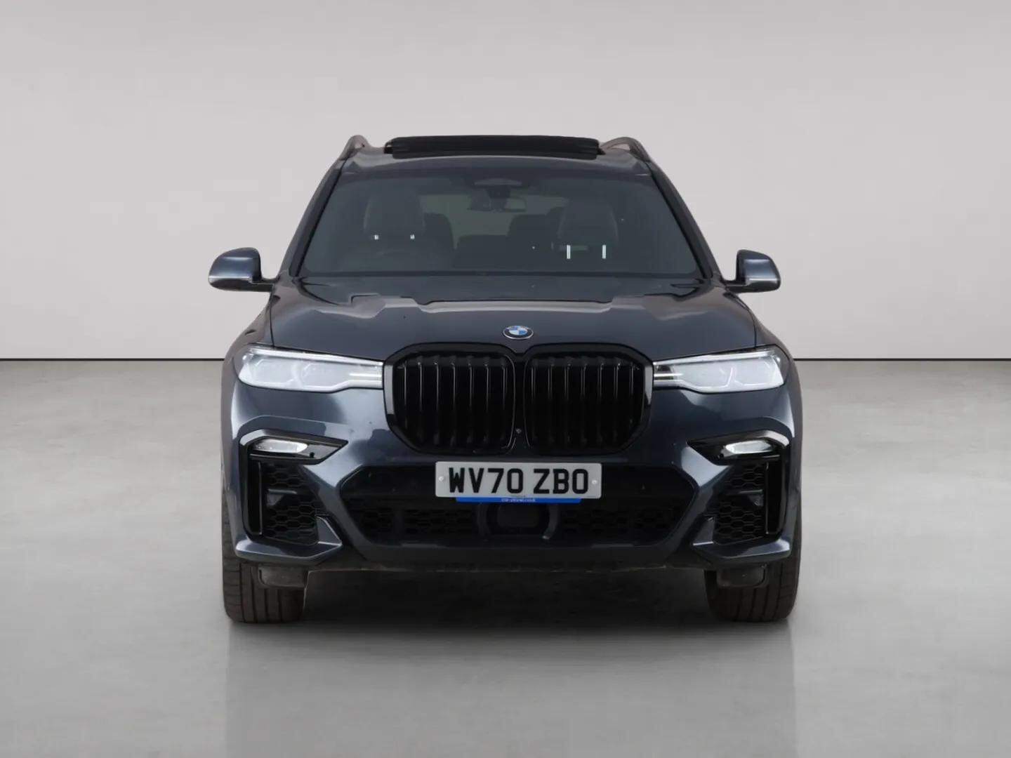 BMW X7 view 5