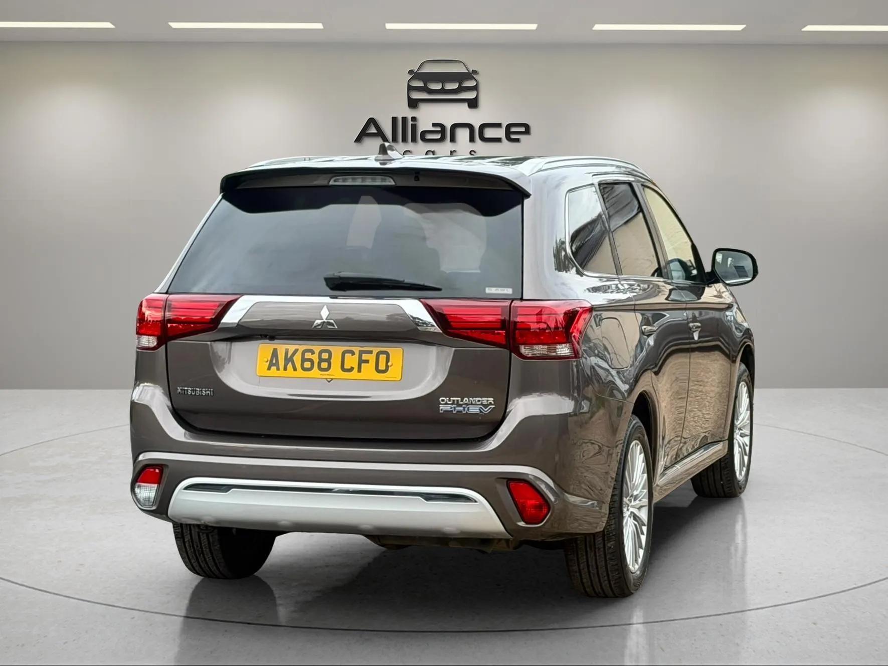 Mitsubishi Outlander view 18
