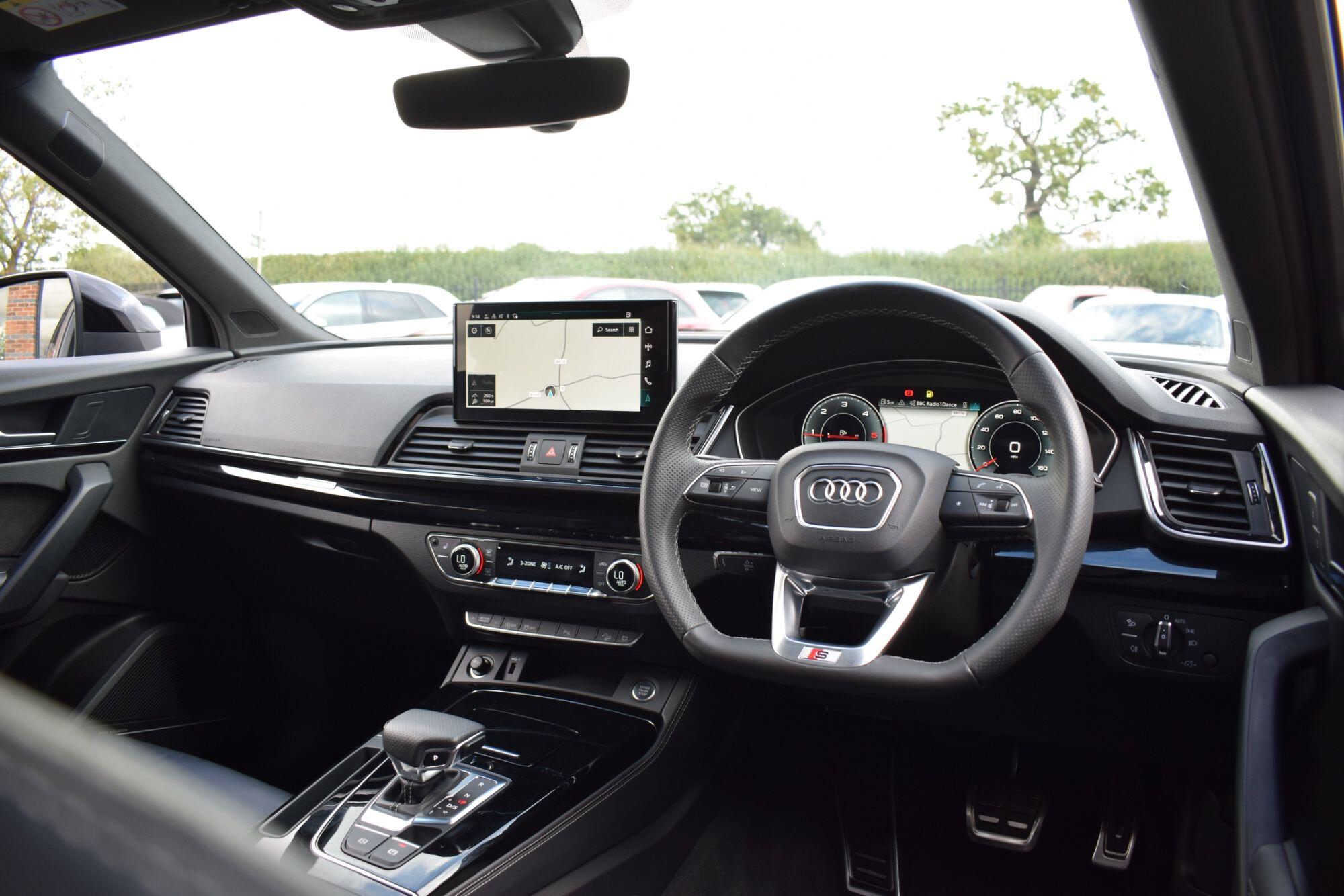 Audi Q5 view 18
