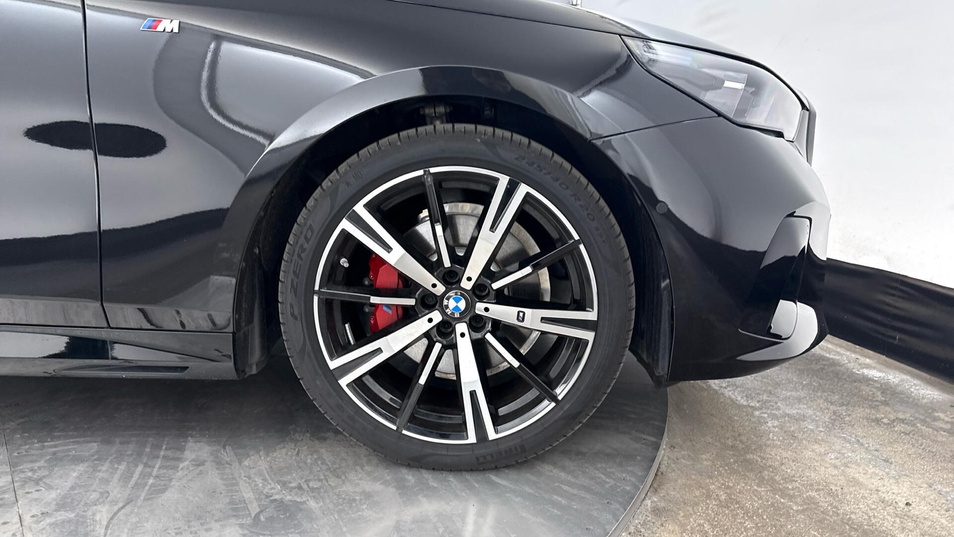 BMW 5 Series view 14
