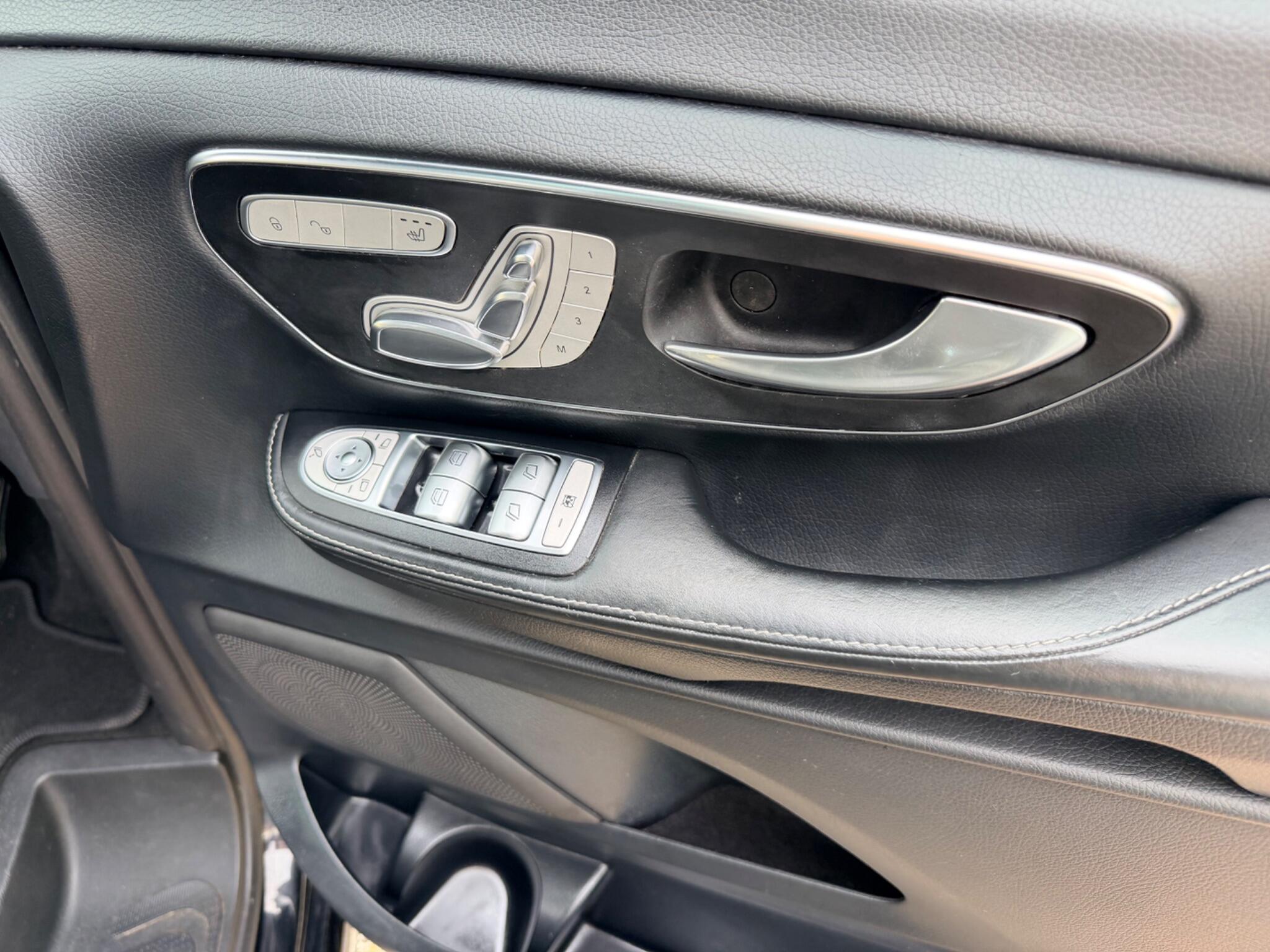 Mercedes-Benz V-Class view 29