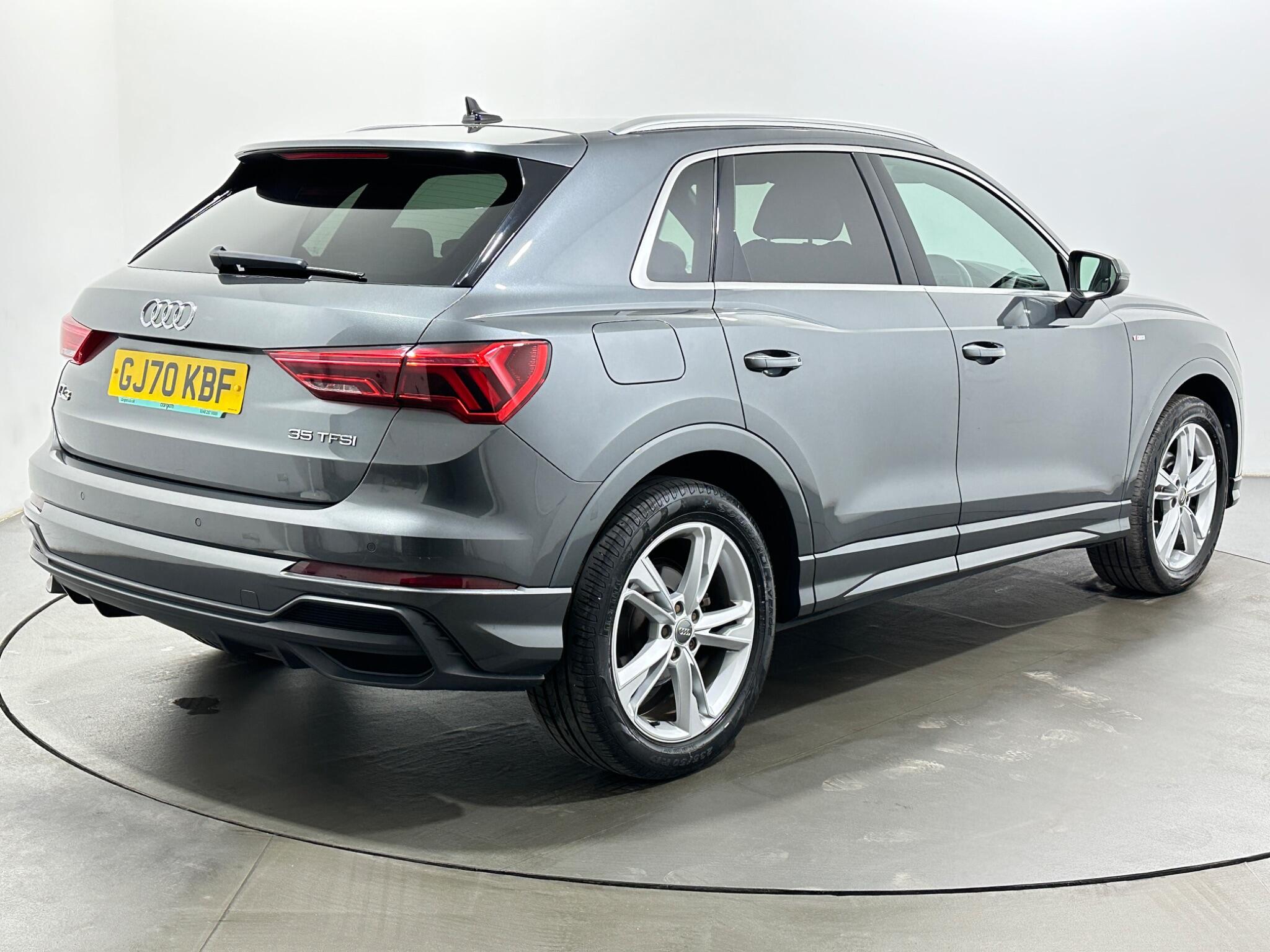 Audi Q3 view 8