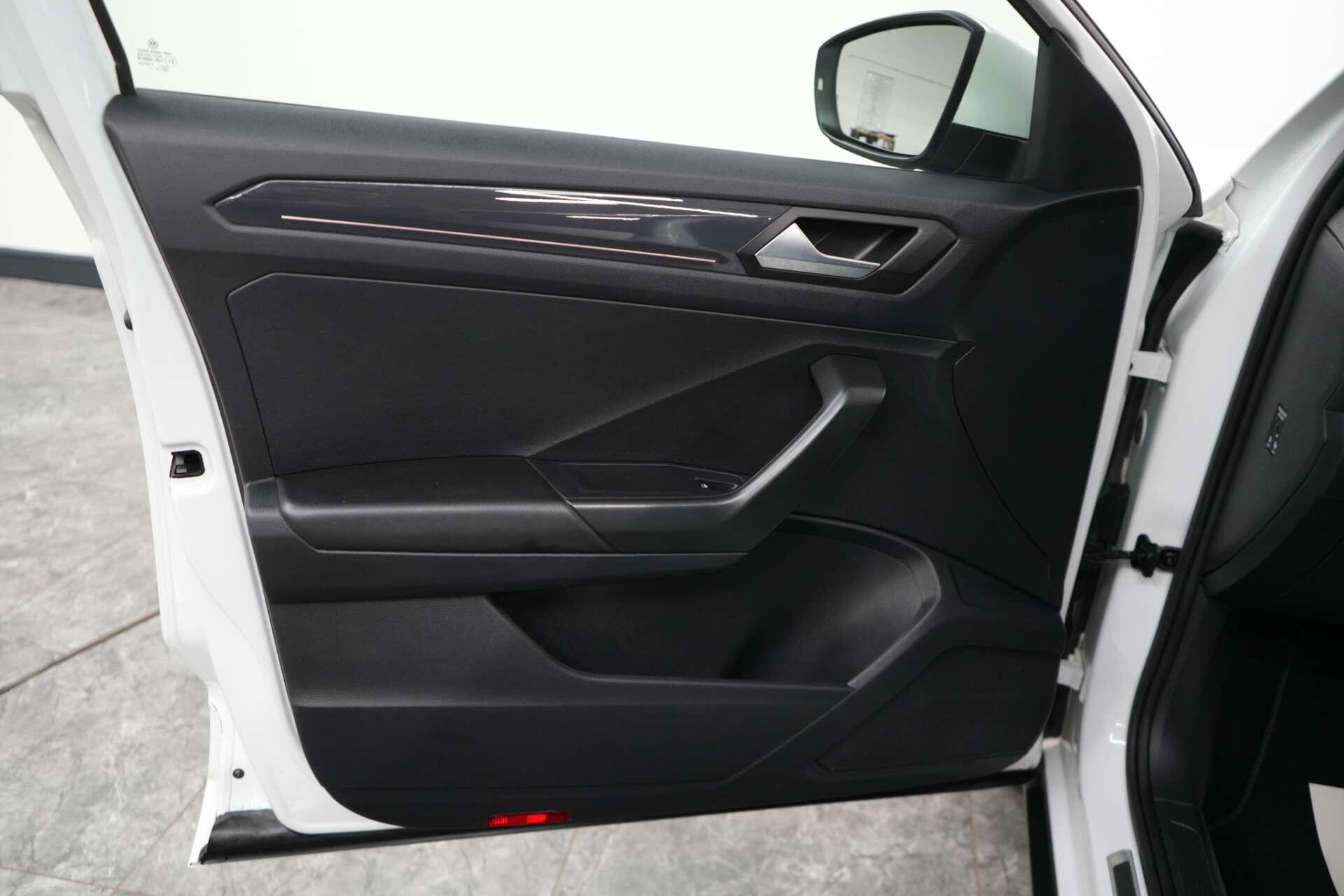 Volkswagen T-Roc view 11