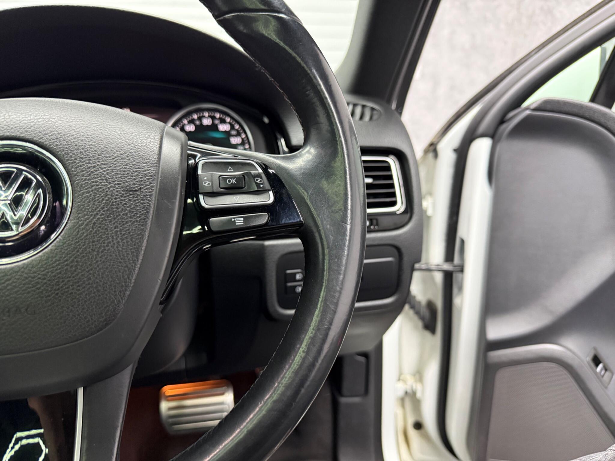 Volkswagen Touareg view 12