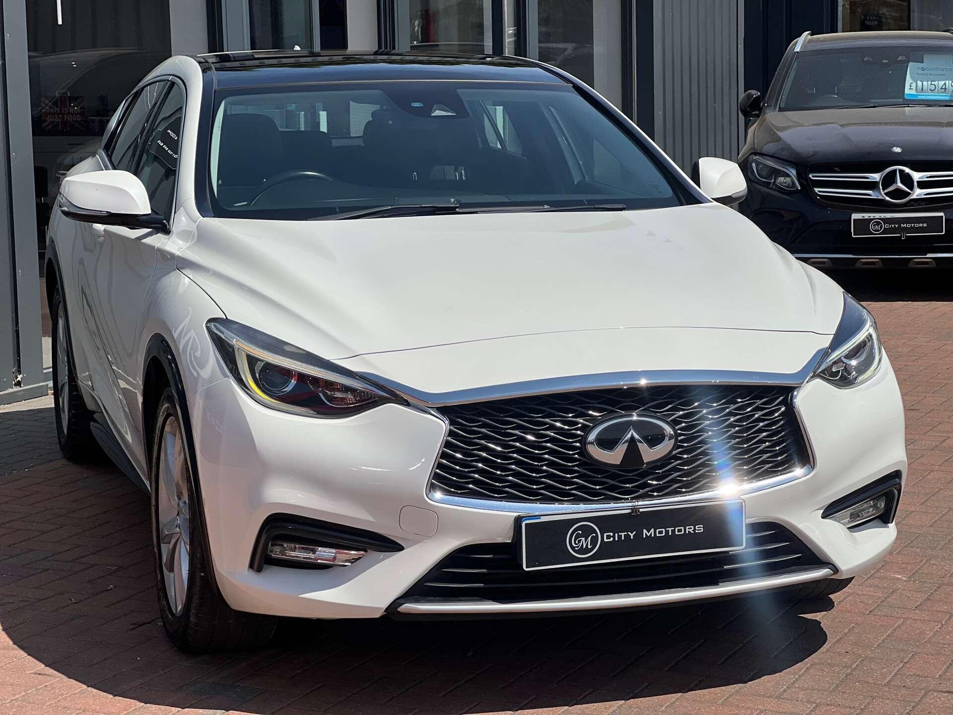 Infiniti Q30 view 5