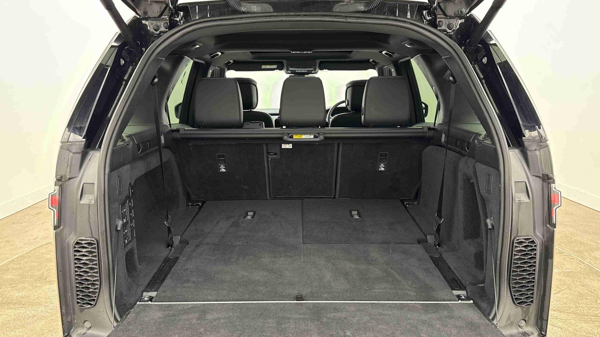 Land Rover Discovery view 10