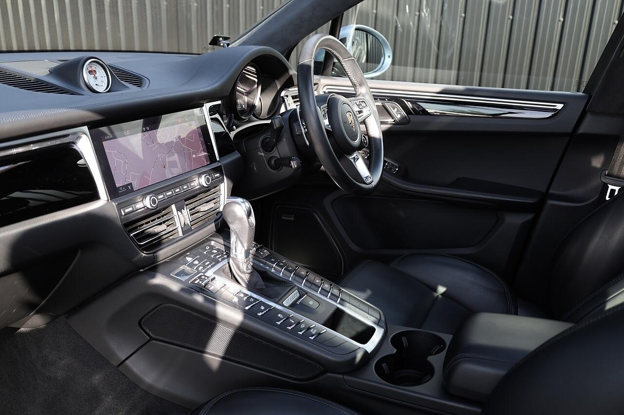 Porsche Macan view 11