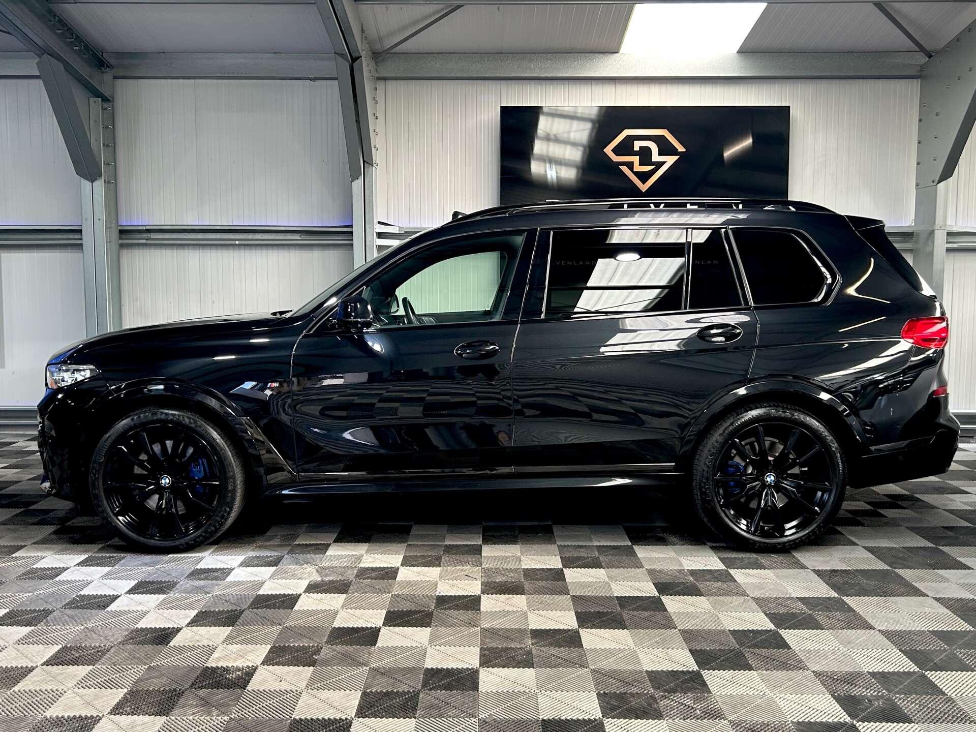 BMW X7 view 10