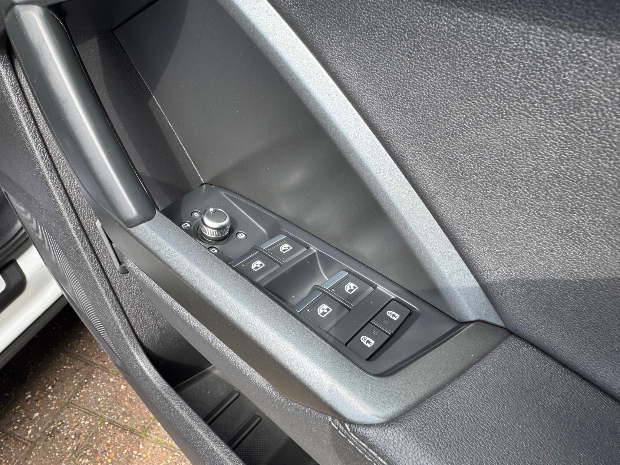 Audi Q3 view 14