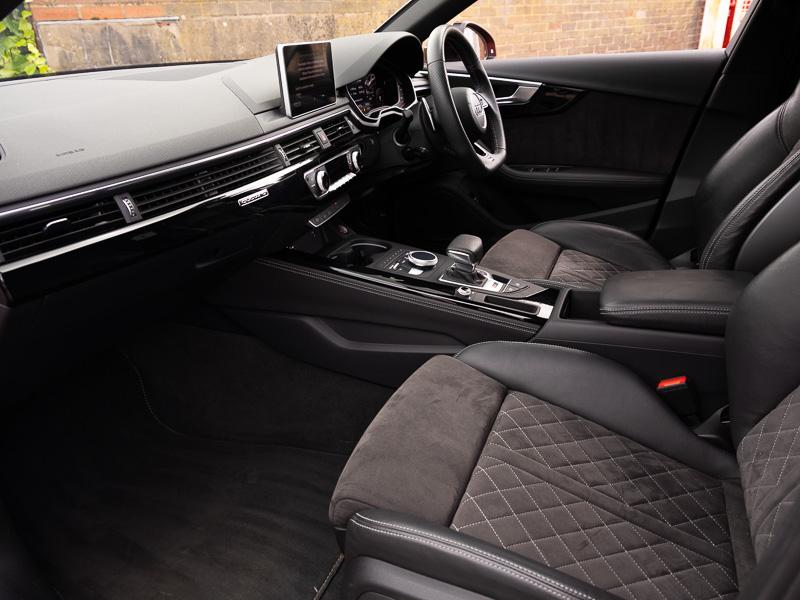 Audi RS4 view 5