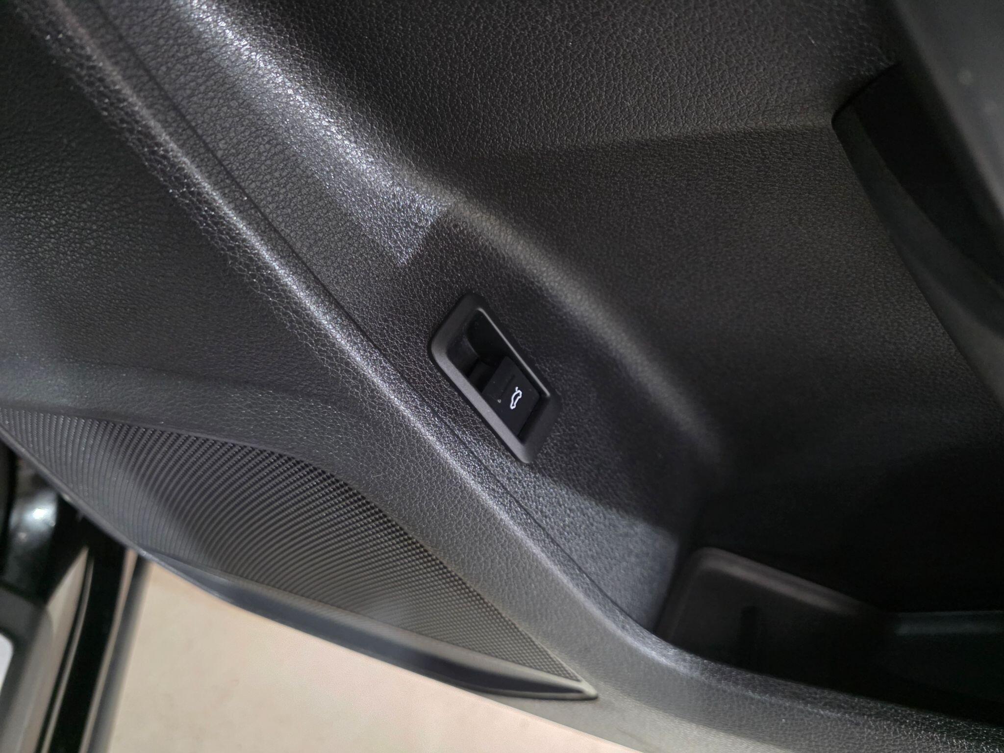Audi Q3 view 15