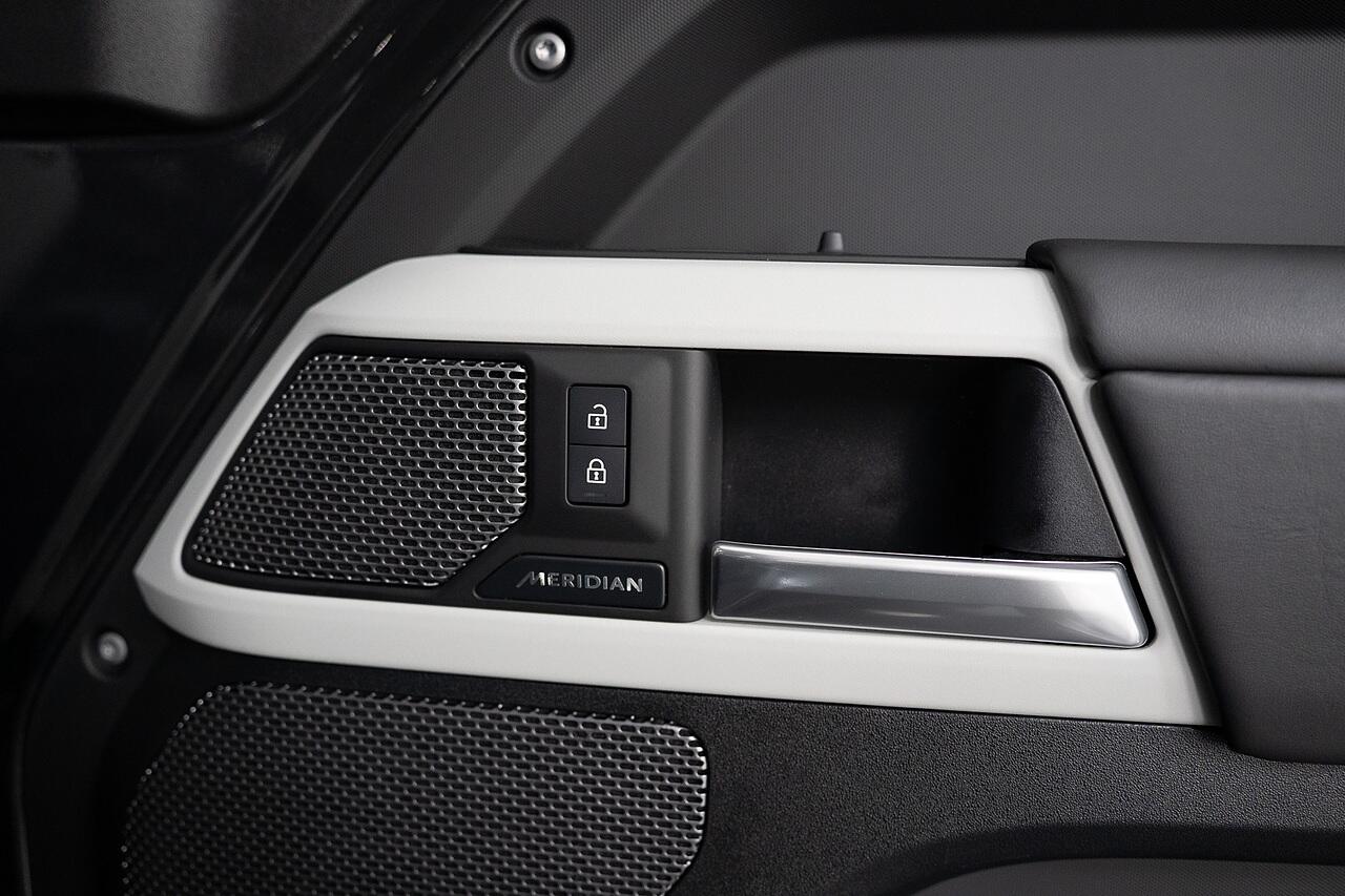 Land Rover Defender view 26