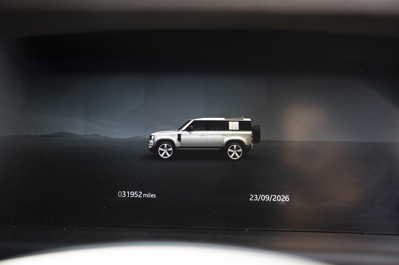 Land Rover Defender view 24