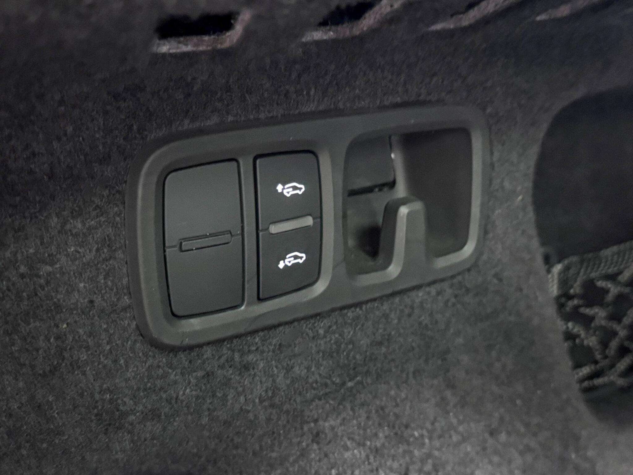 Audi Q8 view 8
