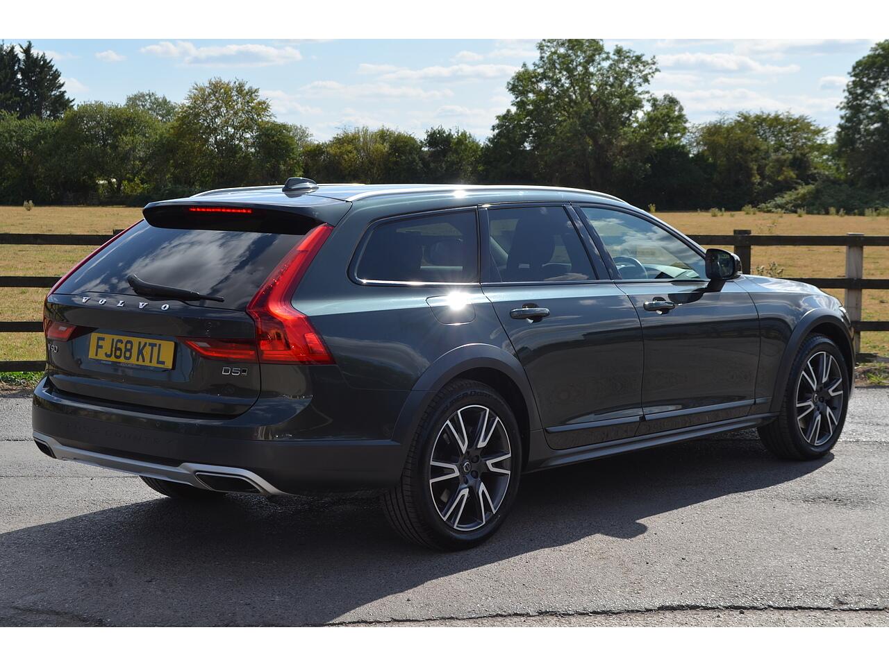 Volvo V90 Cross Country view 9