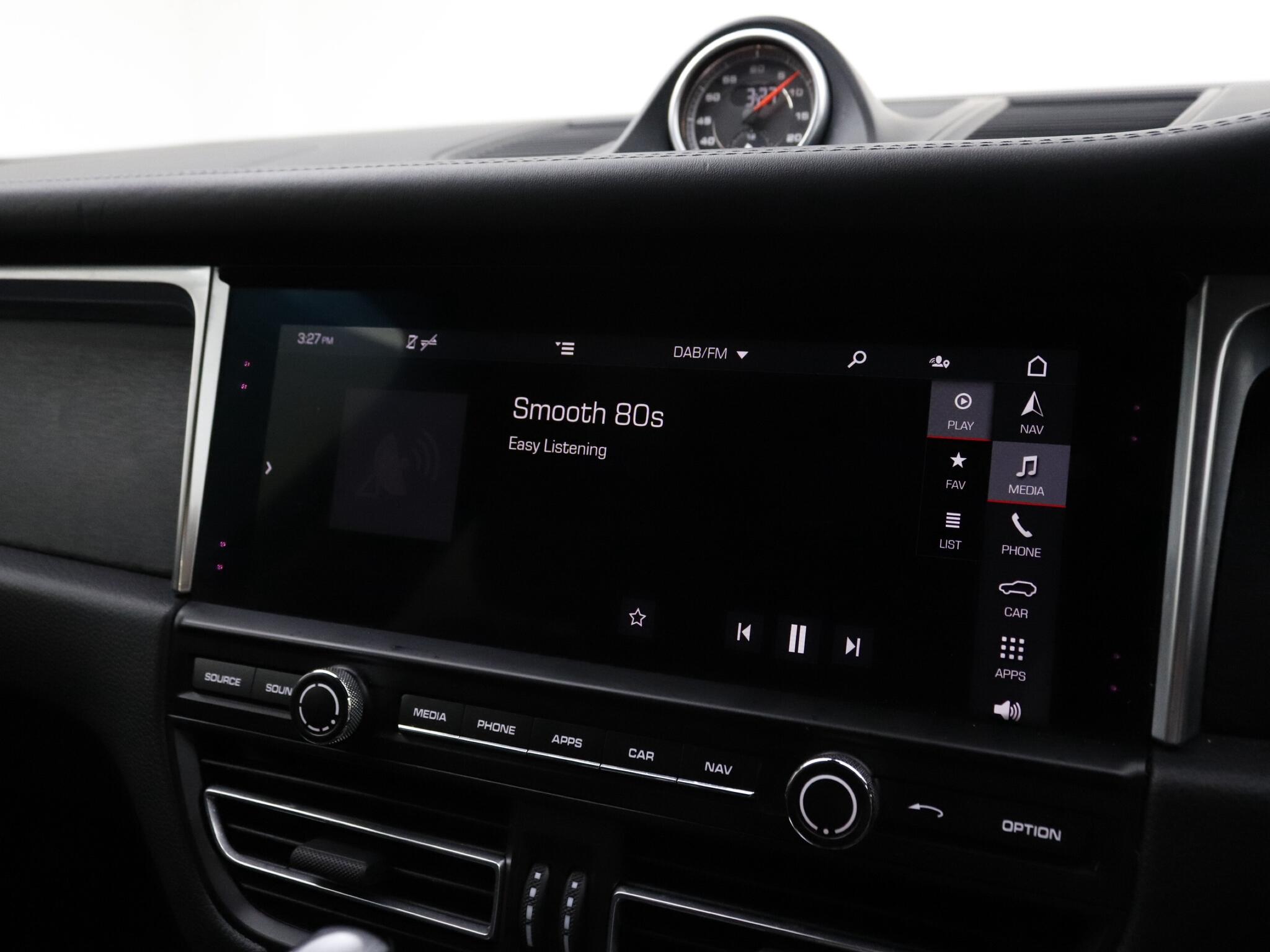 Porsche Macan view 31