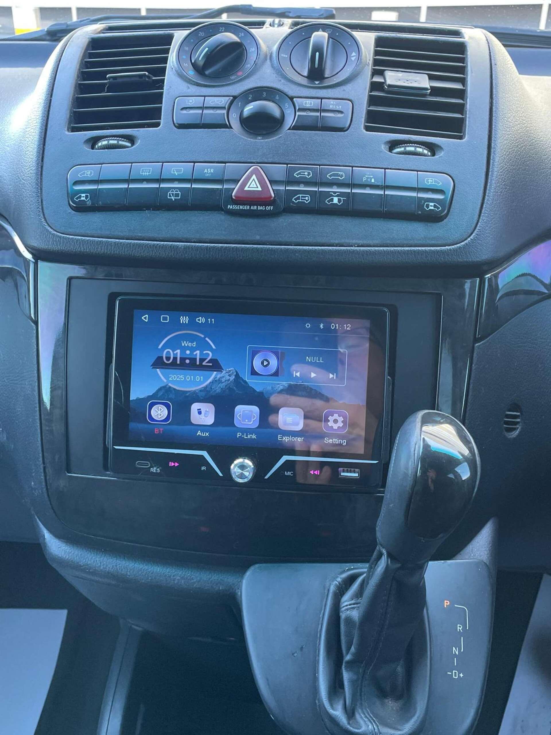 Mercedes-Benz Viano view 12