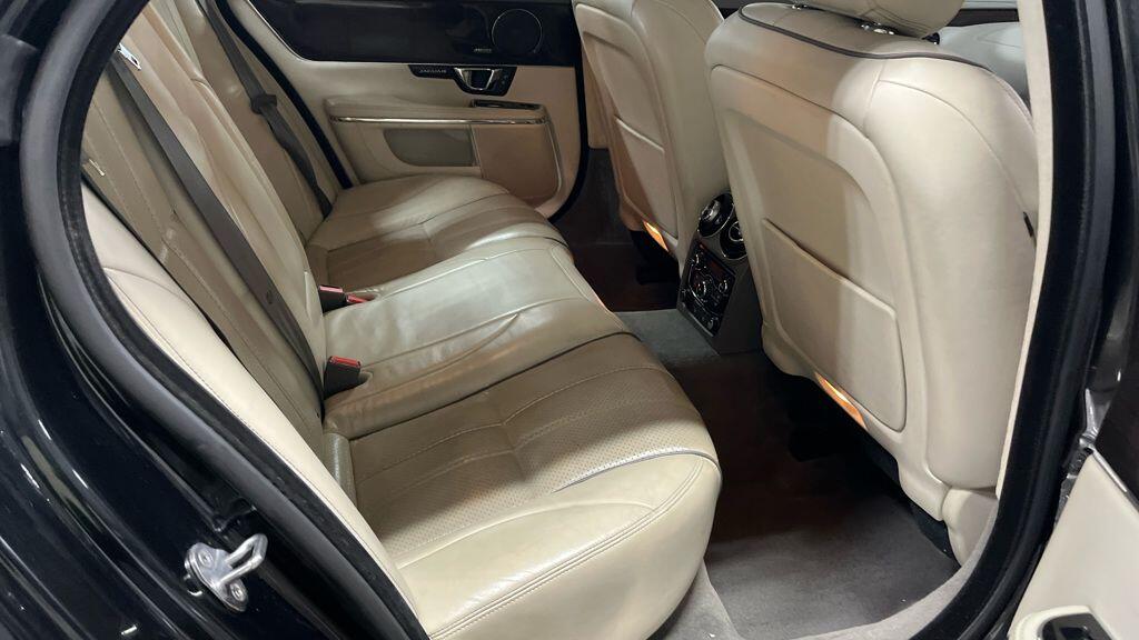 Jaguar XJ view 3