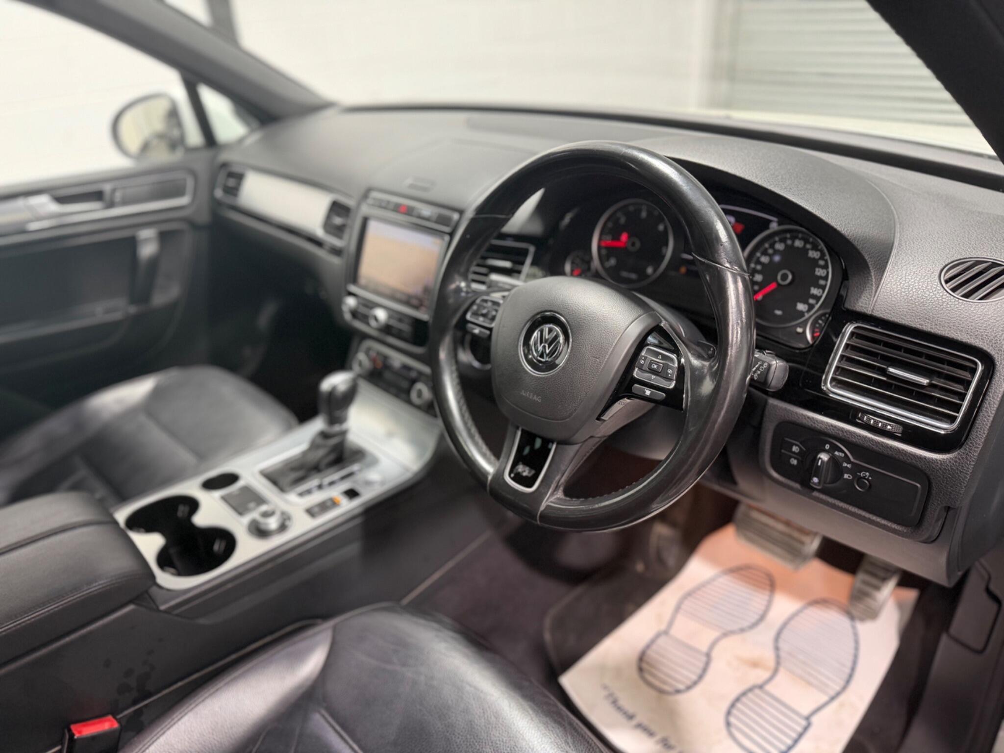 Volkswagen Touareg view 10