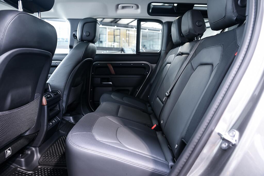 Land Rover Defender view 18
