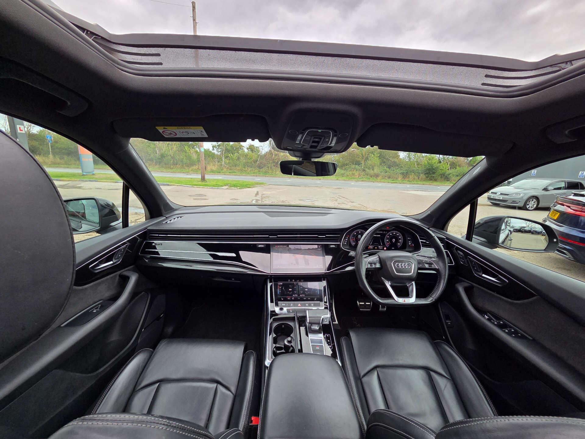 Audi Q7 view 18