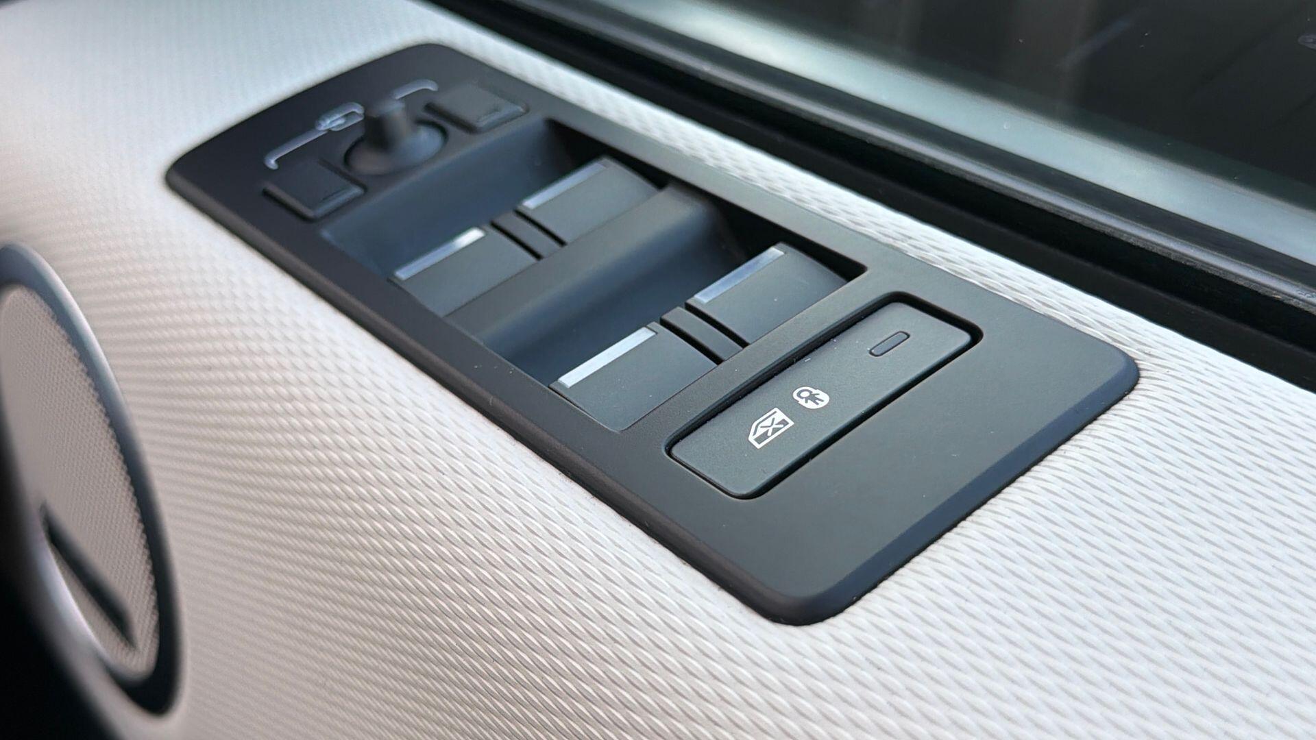Land Rover Discovery view 25