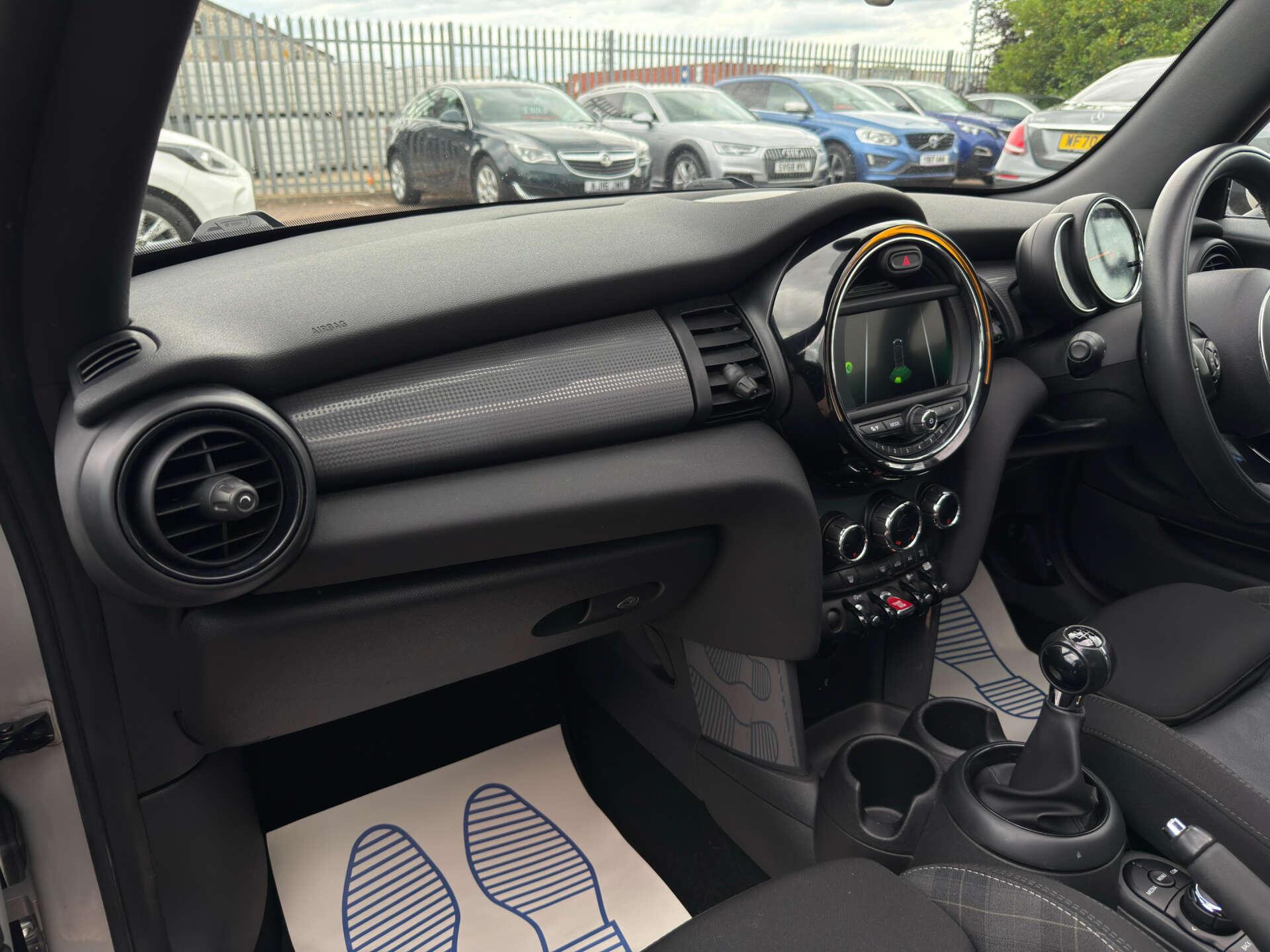 Mini Convertible view 26