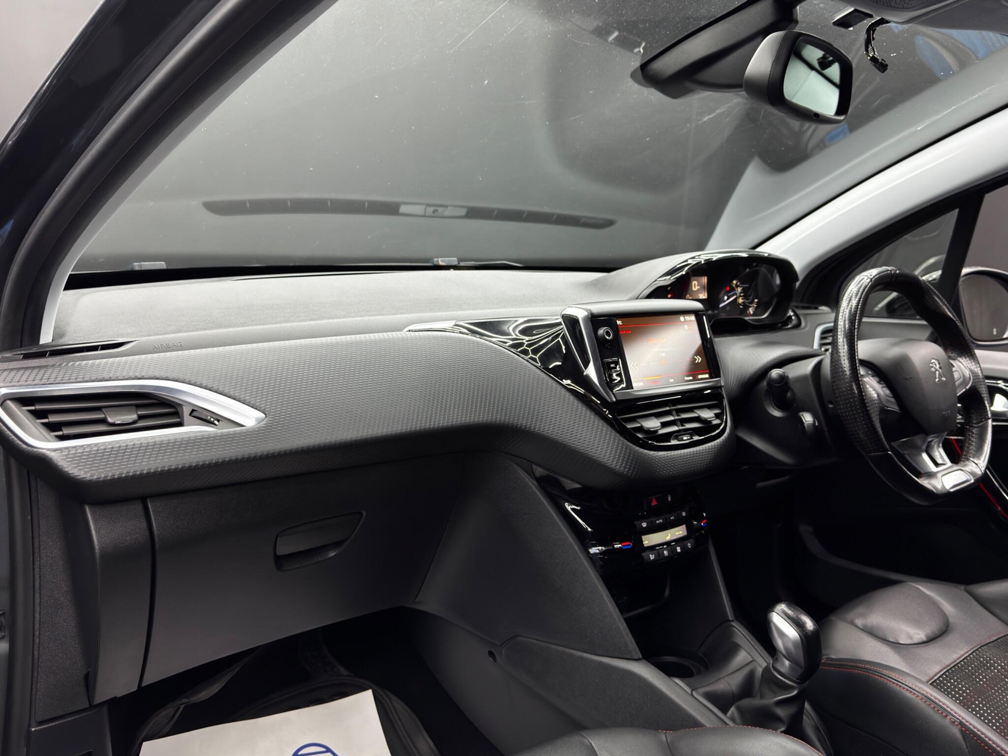 Peugeot 208 view 11