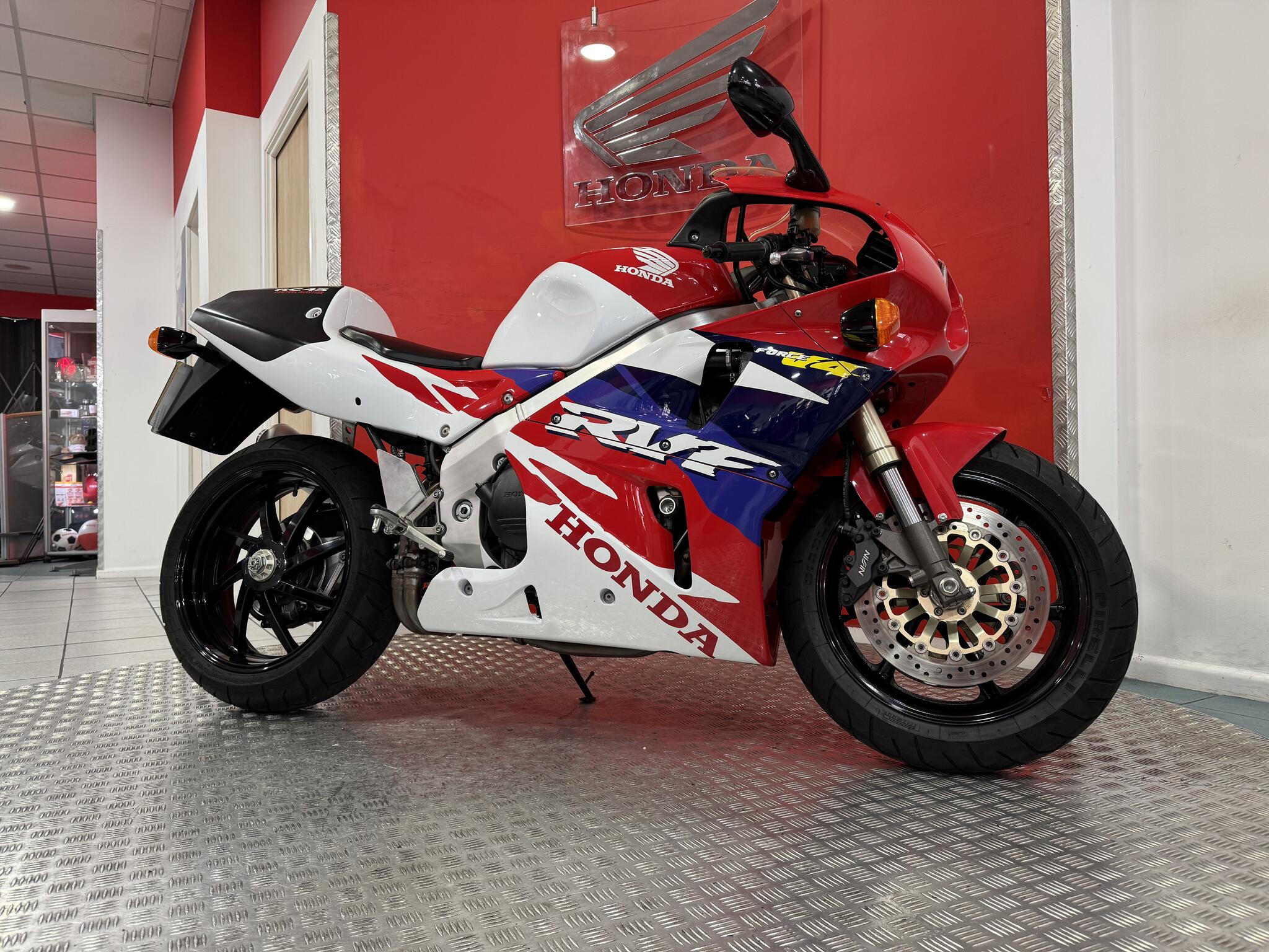 Honda RVF750 view 9