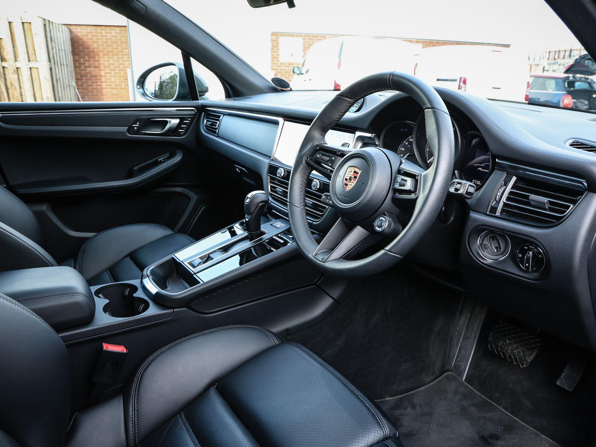Porsche Macan view 99