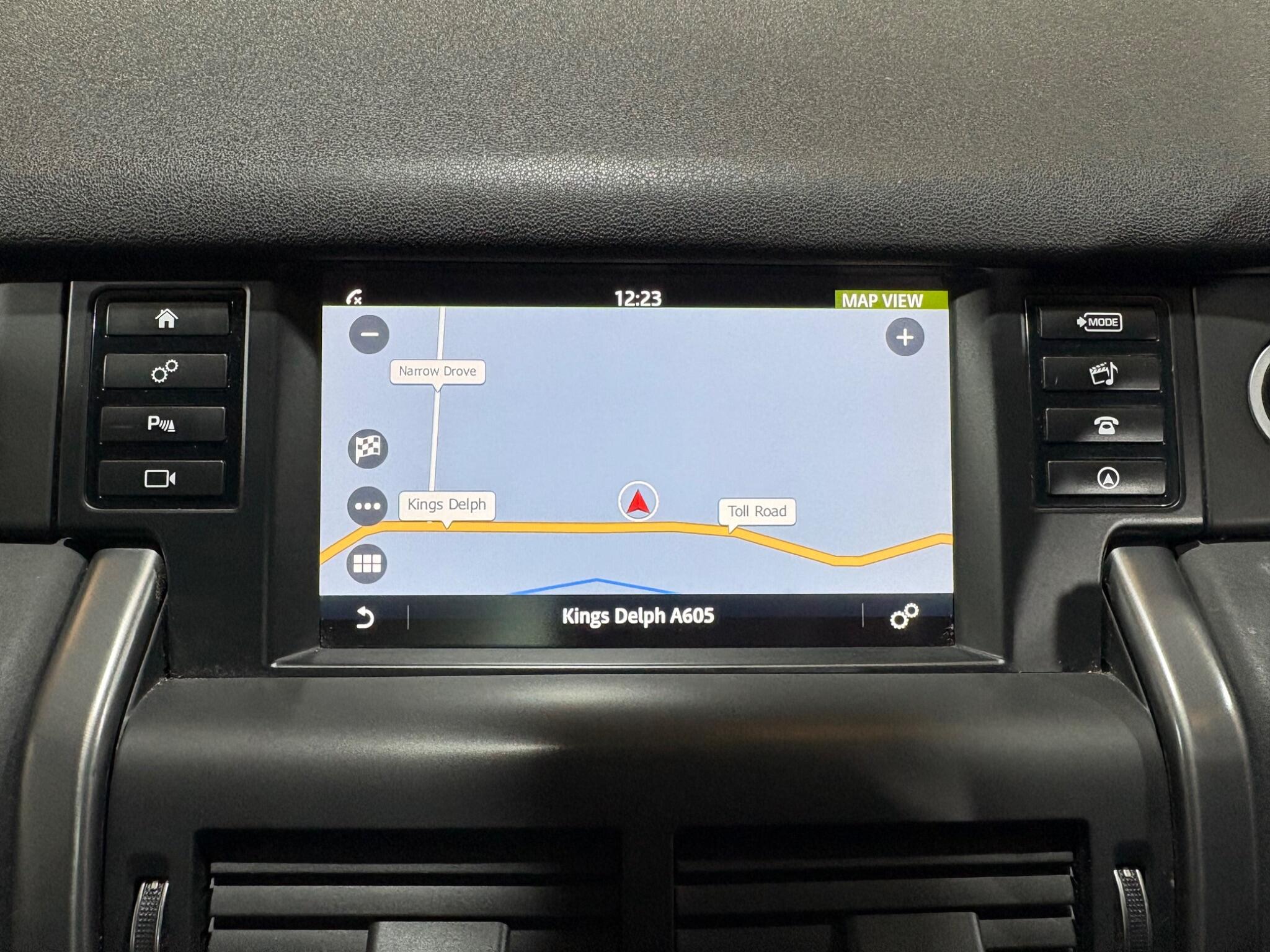 Land Rover Discovery Sport view 5