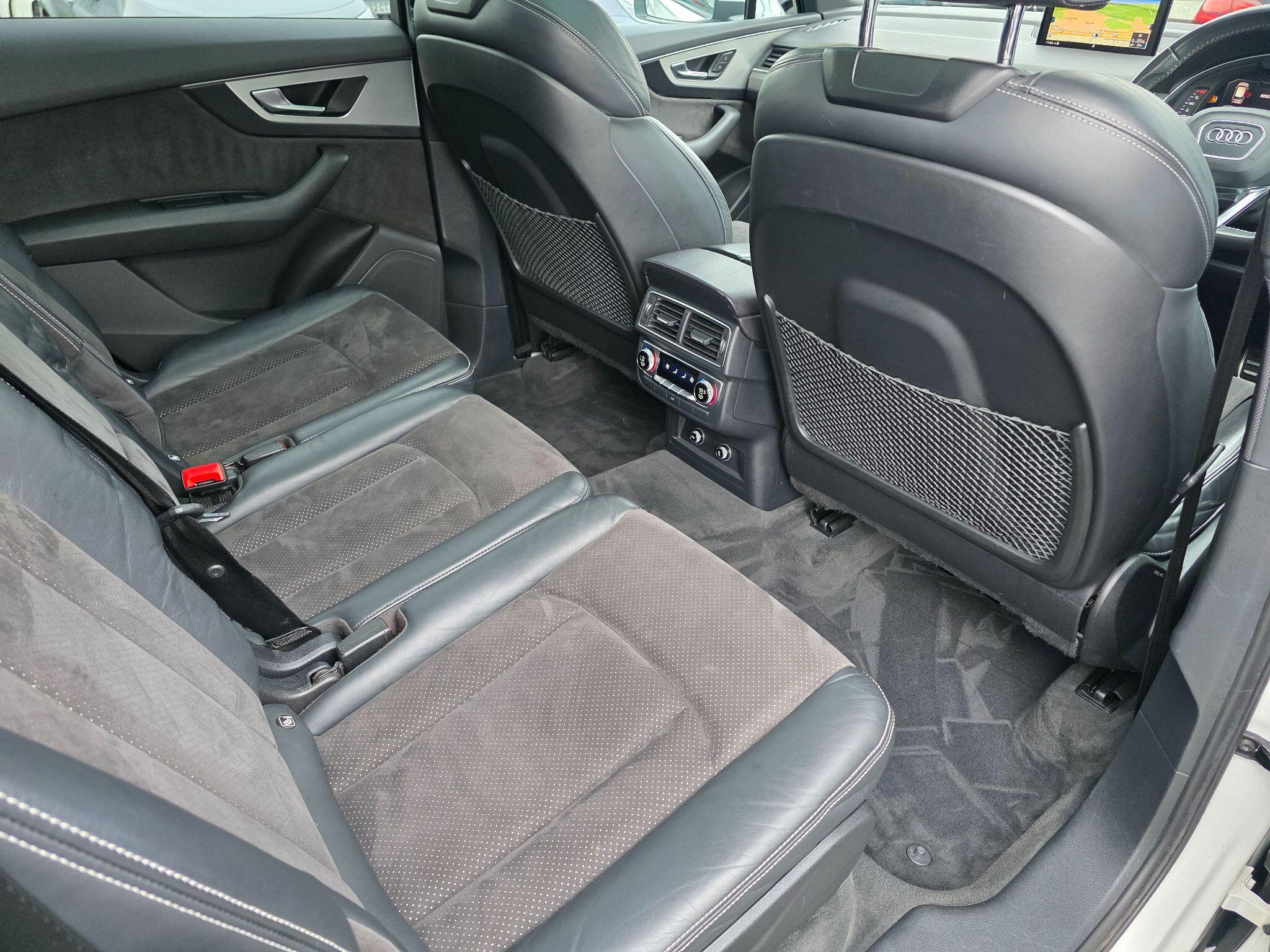 Audi Q7 view 14