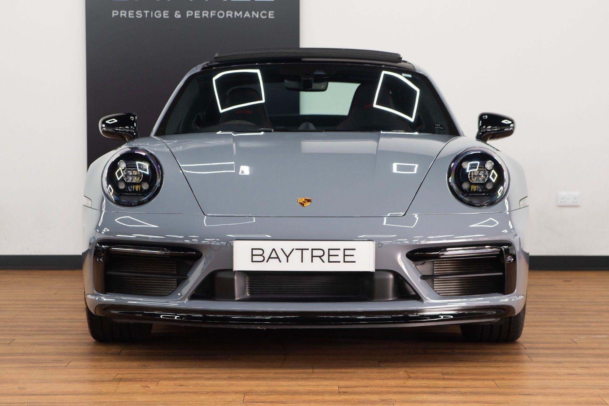 Porsche 911 view 7