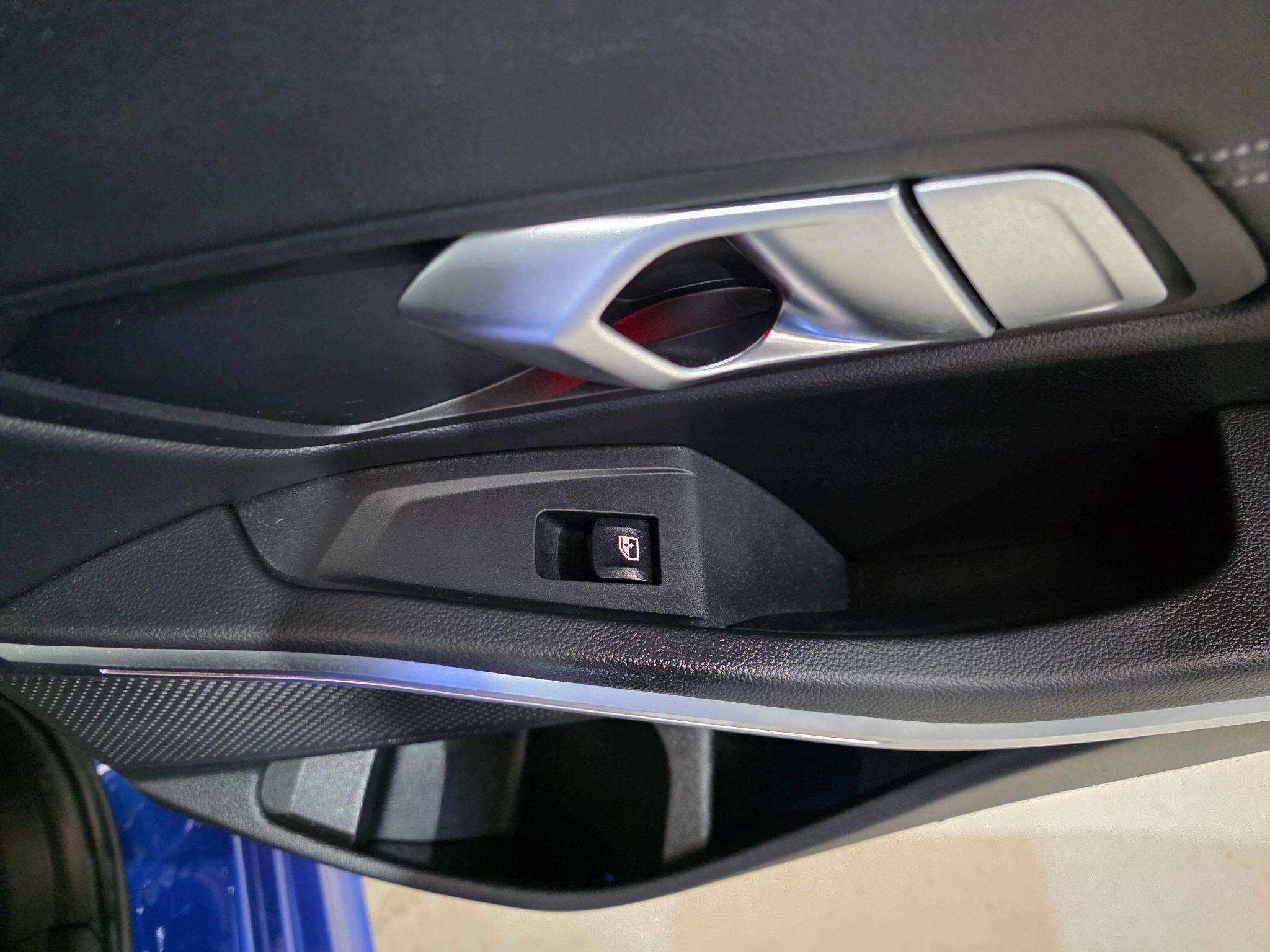 BMW 3 Series view 24