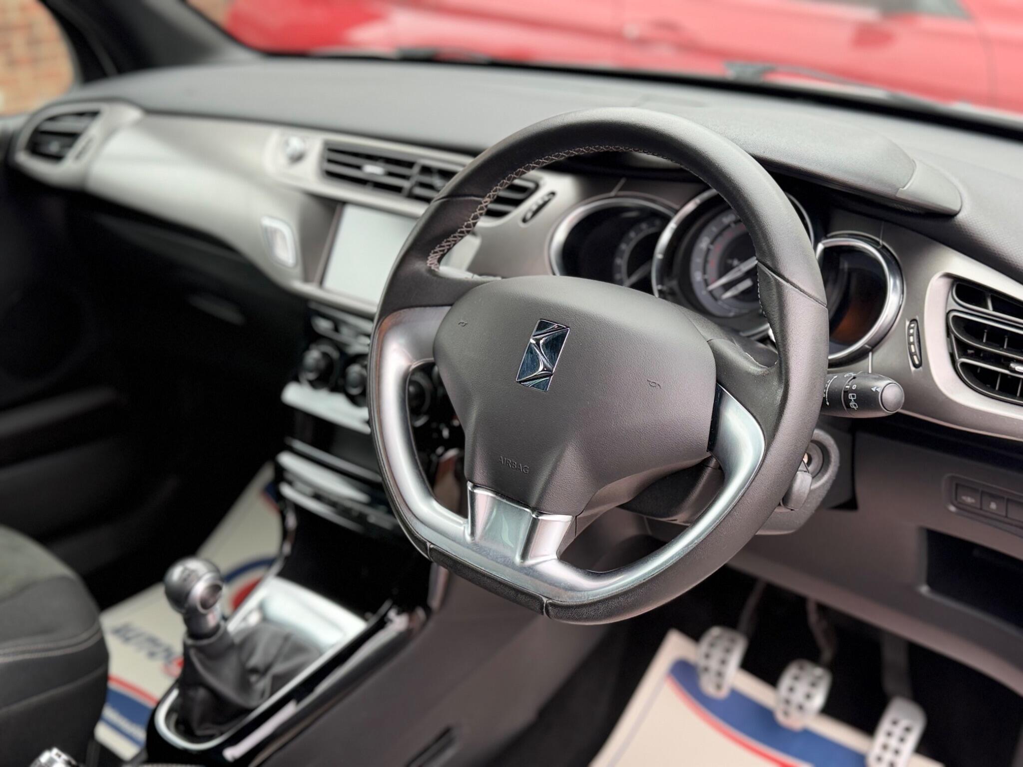 DS Automobiles DS 3 view 20