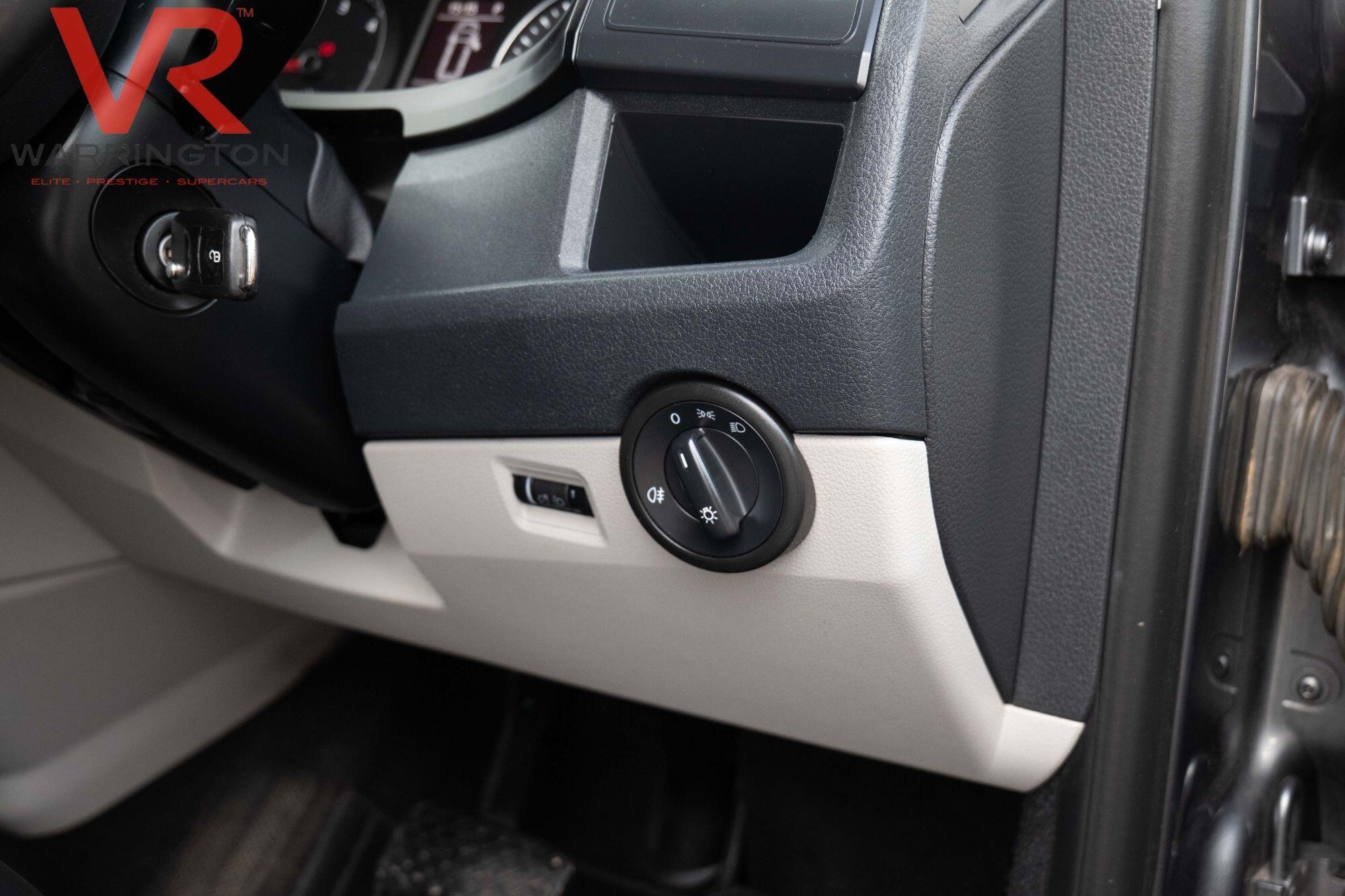 Volkswagen Transporter view 26