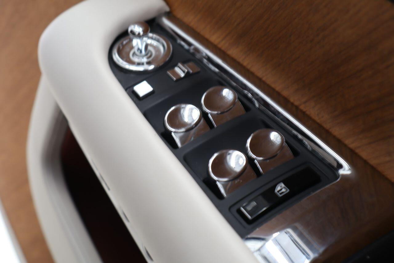 Rolls-Royce Dawn view 20