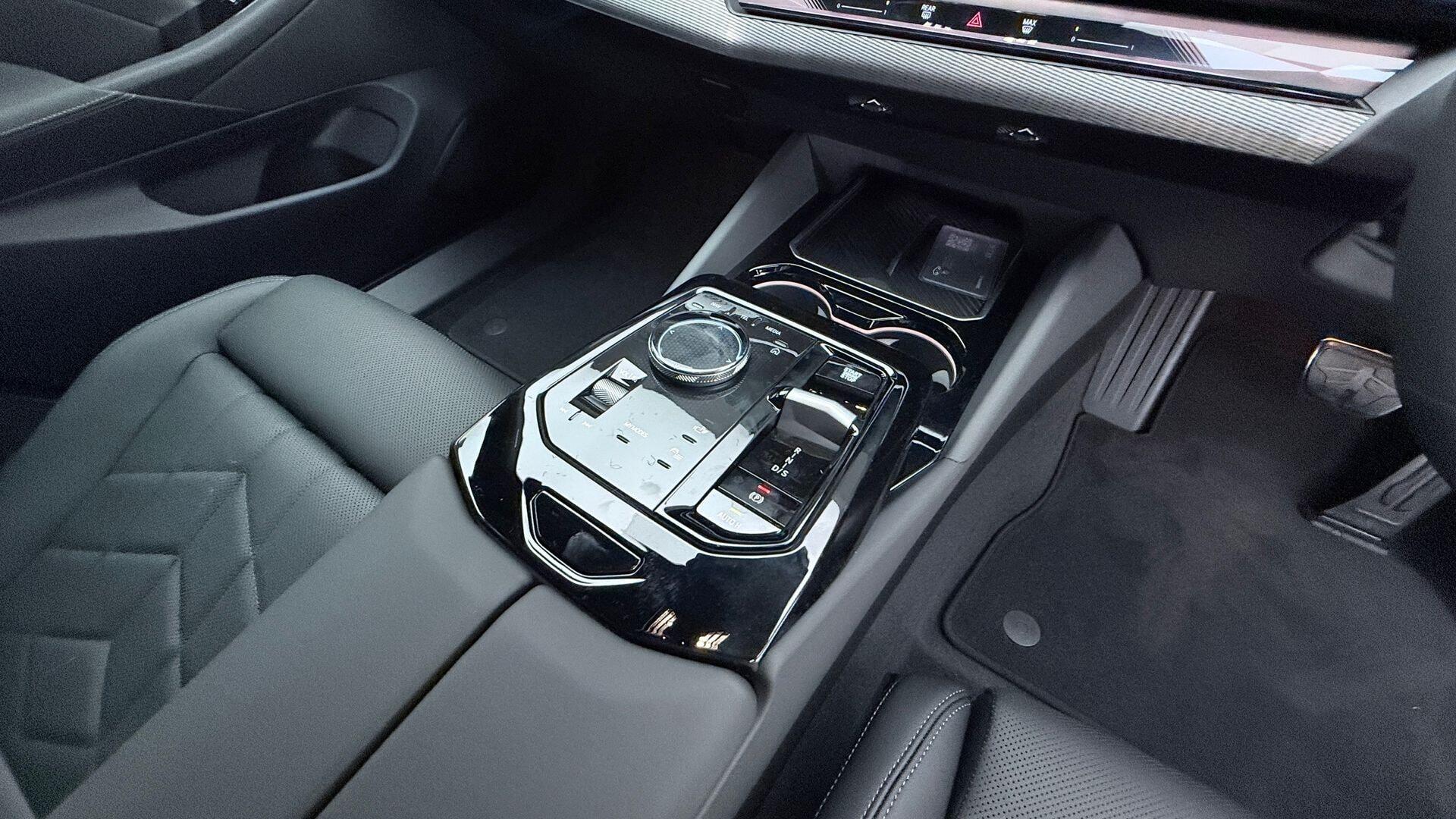BMW 5 Series view 10