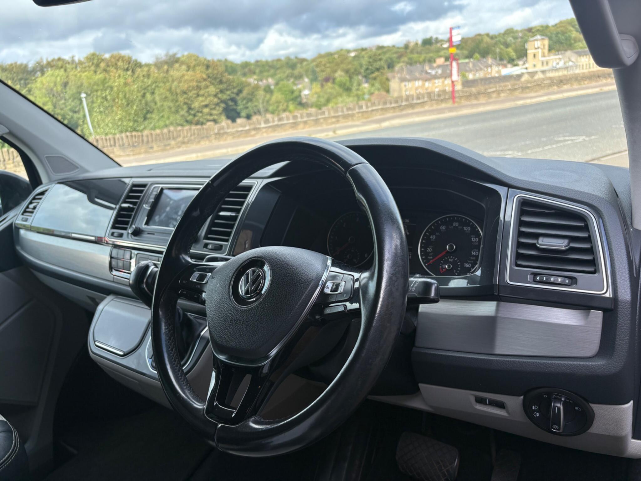 Volkswagen Transporter view 17