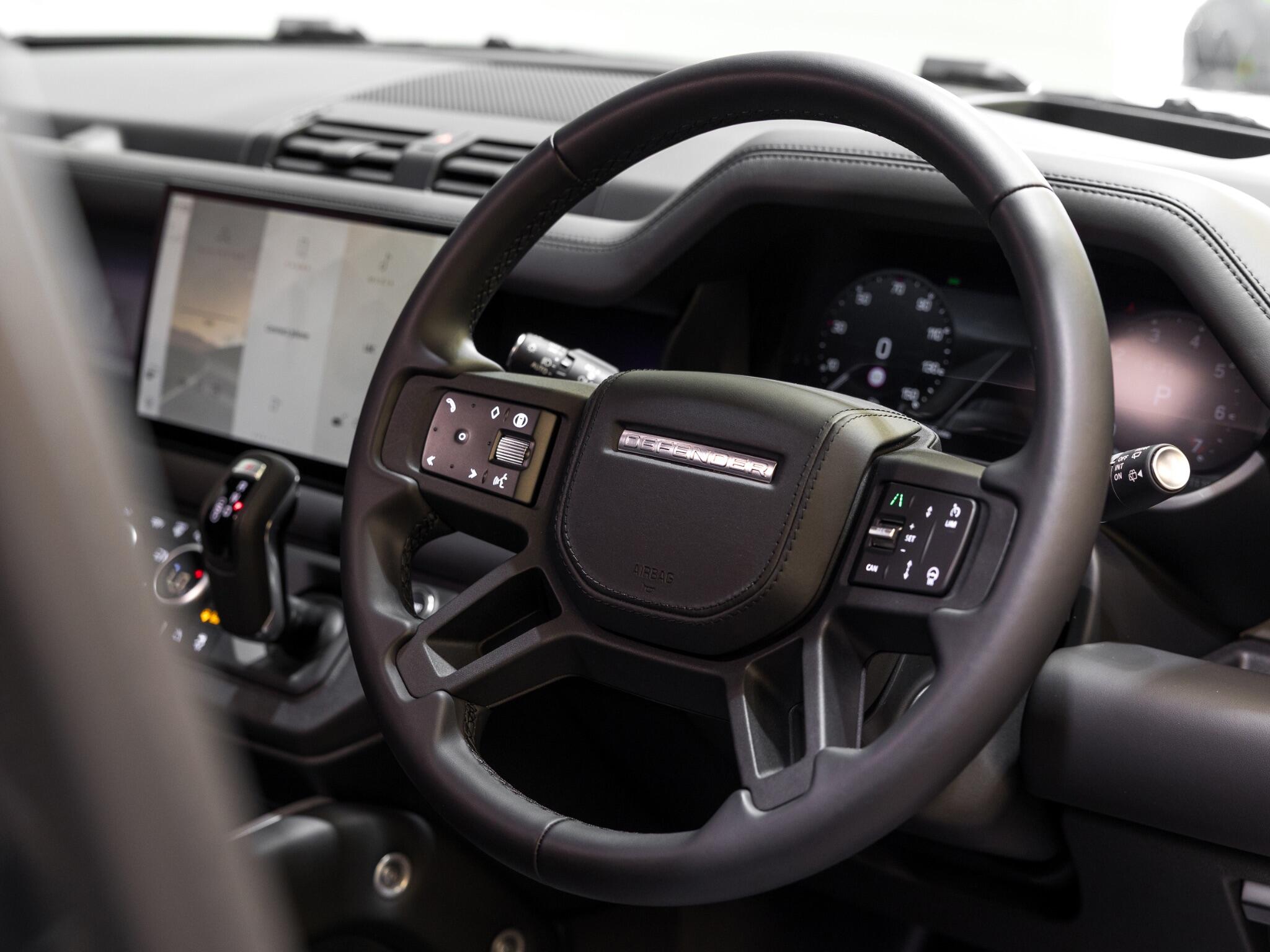 Land Rover Defender 110 view 23