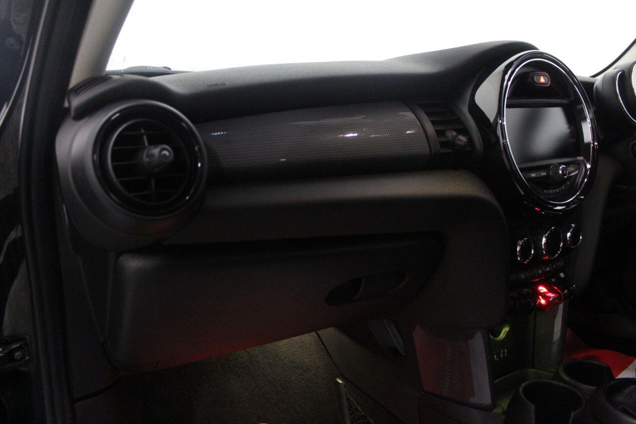Mini Hatch view 27