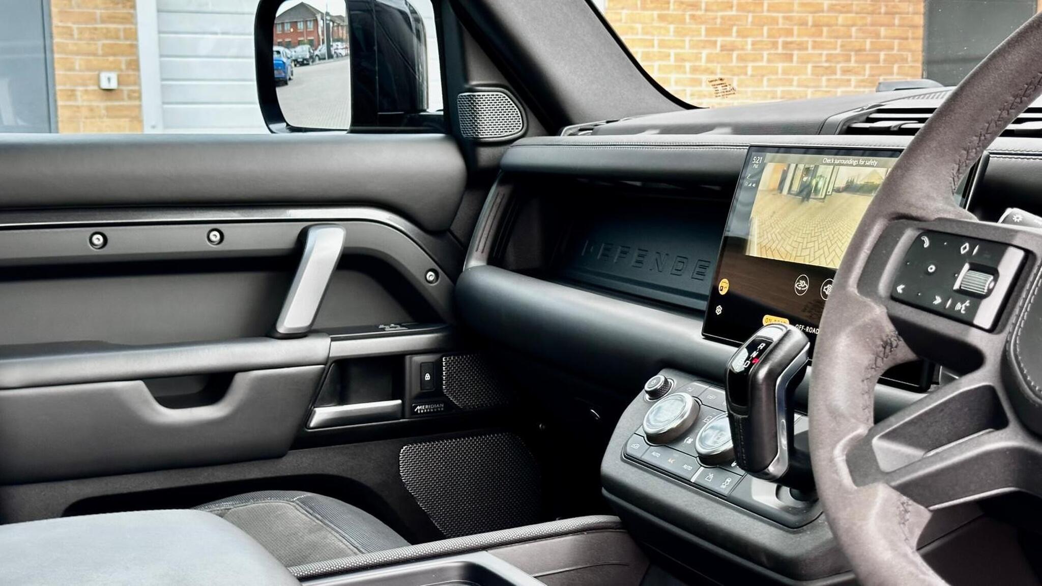 Land Rover Defender 110 view 49