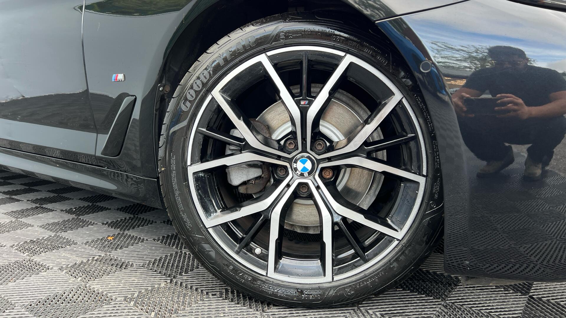 BMW 5 Series view 25