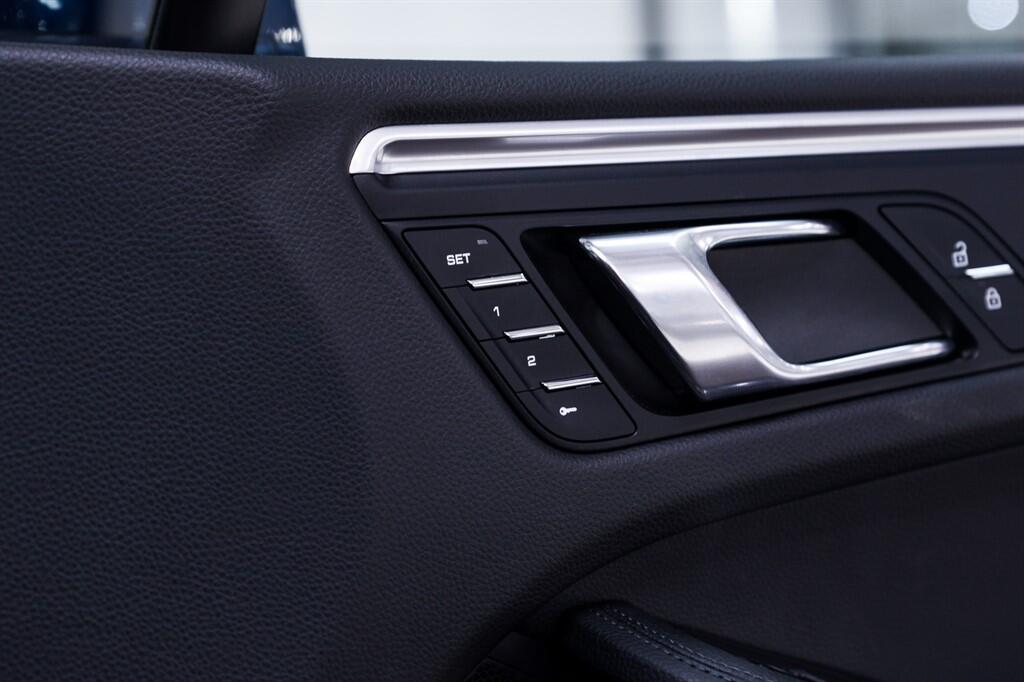Porsche Macan view 26