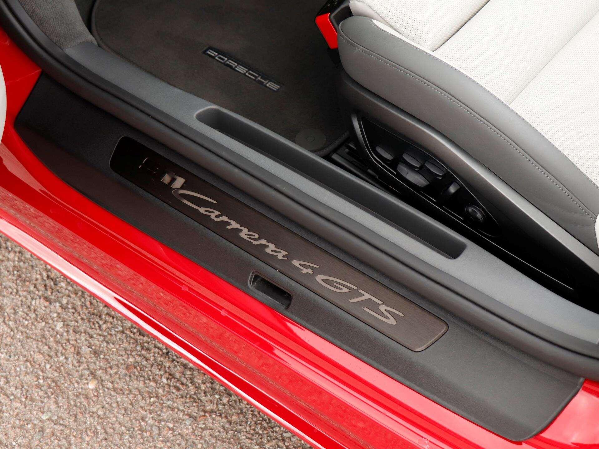 Porsche 911 view 31